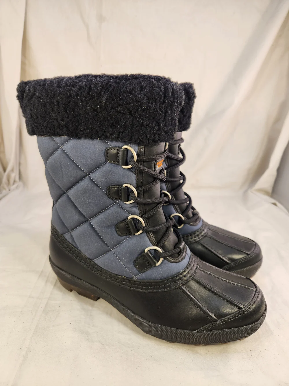 UGG  WATERPROOF EVENT Quilted Lace-Up Winter Boots in Navy and Black